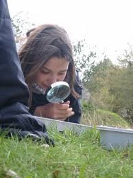 enfant qui regarde avec une loupe